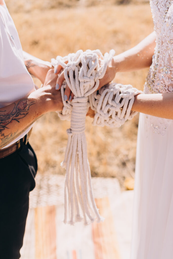 Handfasting - ein spezielles Ritual als Zeichen, dass Mann und Frau zusammen gehören.